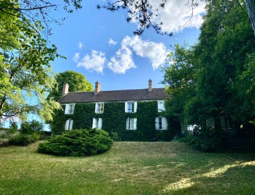 Maison naturellement fraîche en été pendant la canicule